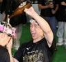 　祝勝会でビールかけを満喫する近本＝３日
