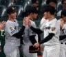 引退セレモニーを終えた岩貞（右）とタッチする湯浅（撮影・山口登）