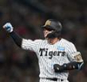 ６回、左前打を放ち笑顔を見せる梅野（撮影・西田忠信）