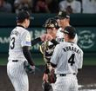 ７回、岩崎（左）とタッチする岩貞（撮影・山口登）
