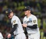 ３番手の岩崎（左）を笑顔で迎える岩貞（撮影・西田忠信）