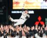 リーグ連覇を達成し胴上げされる藤川監督（撮影・西田忠信）