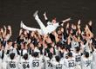 ナインの胴上げで宙を舞う藤川監督（撮影・立川洋一郎）