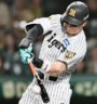 １回、先制適時打を放つ佐藤輝（撮影・田中太一）