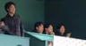 スタンドから観戦する（右から）湯浅、木下、伊原（撮影・立川洋一郎）