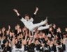 　ナインから胴上げされ歓喜する藤川監督（撮影・田中太一）