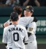 ２回、現役最後の登板を終えた西勇（左）と抱擁を交わす藤川監督（撮影・立川洋一郎）