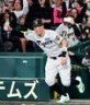 　１１回、梅野がサヨナラ打を放ち、ベンチを飛び出す佐藤輝（撮影・山口登）