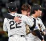 ２回、西勇は交代を告げられマウンドで藤川監督と抱擁する（撮影・山口登）