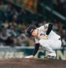 　最後のマウンドに上がり、プレートに手を置く西勇（撮影・西田忠信）