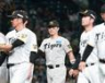 笑顔でグラウンドを引き揚げる佐藤輝（中央）ら＝撮影・西田忠信