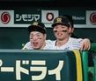 三冠王の佐藤輝（左）と最高出塁を獲得した森下はベンチから戦況を見守る（撮影・田中太一）