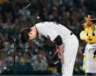 ファンへのあいさつを終え、一礼する藤川監督（撮影・西田忠信）