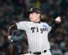 ８回から登板する阪神・岩崎優＝甲子園（撮影・西田忠信）