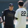 藤川監督（２２）と話す大山（撮影・中田匡峻）