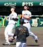 シート打撃で小幡（左）を打ち取り、明るい表情を見せる伊藤将（撮影・中田匡峻）
