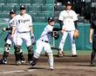 　二塁へ送球する坂本（中央）＝撮影・中田匡峻