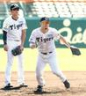 　ノックを受ける佐藤輝。左は立石（撮影・山口登）