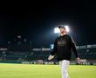 　練習を見守る藤川監督（撮影・西田忠信）