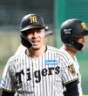 　練習の合間に笑顔を見せる佐藤輝（撮影・西田忠信）