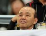 実況席から観戦する岡田オーナー付顧問（撮影・立川洋一郎）