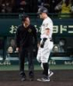 ８回、佐藤輝は自打球を受けトレーナーが駆け付ける（撮影・山口登）