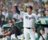 ９回、選手交代を告げる藤川監督（撮影・立川洋一郎）