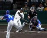 ２回、右前打を放つ元山（撮影・山口登）