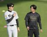 　才木（左）と談笑する高橋（撮影・飯室逸平）