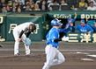 　６回、佐野（手前）にソロを打たれ、うなだれる村上（撮影・飯室逸平）