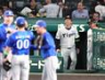 ＤｅＮＡに完封負けし、あいさつに向かう藤川監督（撮影・田中太一）