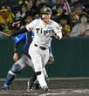 　８回、自打球が当たり、声を上げる佐藤輝（撮影・飯室逸平）