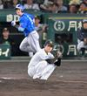 ８回、牧に先制ソロを打たれ、しゃがみ込む高橋（撮影・飯室逸平）