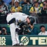６回、二ゴロに倒れ、右足を気にする森下（撮影・西田忠信）
