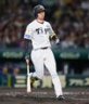 ４回、近本は三直に倒れる（撮影・坂部計介）