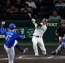 ７回、中前打を放つ高寺（投手・片山）＝撮影・山口登