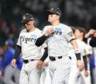 　ファンへのあいさつを終え、引き揚げる佐藤輝。左は森下（撮影・坂部計介）　