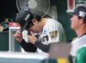 ９回に逆転を許して降板し、ベンチで肩を落とす工藤（撮影・立川洋一郎）