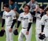 　ファンにあいさつする小谷野コーチ（中央）＝撮影・山口登