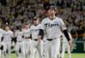 　日本シリーズ進出ならず、引き揚げる藤川監督ら阪神ナイン（撮影・坂部計介）