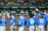 　日本シリーズ進出ならず、ベンチで悔しがる佐藤輝（中央）＝撮影・田中太一