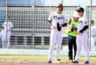 ７回、右前打を放ち出塁した町田。右は山崎２軍内野守備走塁コーチ