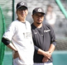 １７日、小谷野コーチと話す藤川監督