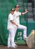 　練習を見守る藤川監督（右）と藤本コーチ＝９月１３日