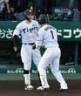 佐藤輝はソロを放った森下を迎える＝１７日