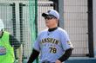 選手交代を告げる平田２軍監督