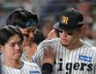 １７日のＤｅＮＡ戦に敗れてファンへのあいさつを終えた後、佐藤（右）に近づき声を掛ける森下（中央）＝１７日
