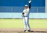 　２回、二塁打を放ち、ベンチに手を上げる嶋村（撮影・藤丸紘生）