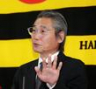 佐藤輝のポスティング移籍を容認し会見する嶌村聡球団本部長（撮影・西田忠信）