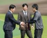 戦力外通告を受け、スタッフにあいさつする（左から）豊田、島田（撮影・西田忠信）